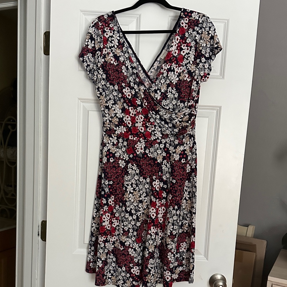 Kaileigh Floral V-Neck Mini Dress in Red and Black